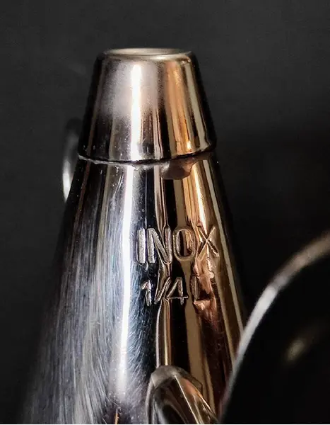 Foto de um(a) Almotolia em Inox, Década de 1970, da categoria de Outros utensílios para servir. Almotolia: utensílio para azeite em aço inox com capacidade de 1/4 de litro. Tipicamente português dos anos 1970. Bico fino... Mostrado de uma perspectiva diferente. Vendido no marketplace Trésors.