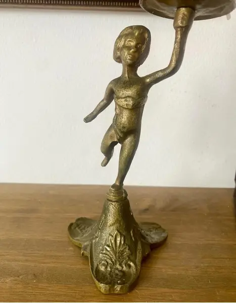 Foto de um(a) Castiçal em bronze, da categoria de Castiçais. Castiçal em bronze. 21 cm altura. Mostrado de uma perspectiva diferente. Vendido no marketplace Trésors.
