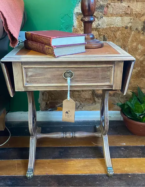 Foto de um(a) Mesinha lateral pés pata de leão em bronze, da categoria de Mesas laterais. Medidas: 52A x 47L x 39P acabamentos em couro, pés em bronze em formato de pata de leão e aberturas laterais. Mostrado de uma perspectiva diferente. Vendido no marketplace Trésors.