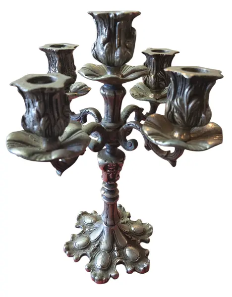 Foto de um(a) Candelabro em prata 90, da categoria de Castiçais. Eleve o nível das suas recepções com este magnífico candelabro em Prata 90. Com um banho de alta espessura e qualidade... Mostrado de uma perspectiva diferente. Vendido no marketplace Trésors.