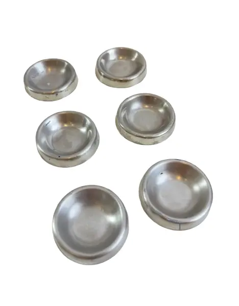 Foto de um(a) ​Seis suportes para mistura de tintas em inox, da categoria de Outros colecionáveis. Seis suportes para mistura de tintas em inox. Marcas do tempo e uso. Medidas: 6cm diâmetro cada. Vendido no marketplace Trésors.
