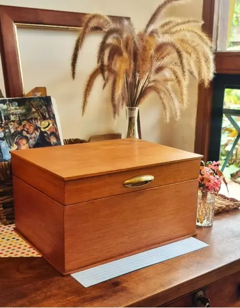 Foto de um(a) Caixa de madeira maciça vintage, da categoria de Cestos e Caixas. Grande caixa de madeira maciça, folheada com madeira clara, linhas retas.leves marcas do tempo que não ofuscam a beleza da... Mostrado de uma perspectiva diferente. Vendido no marketplace Trésors.