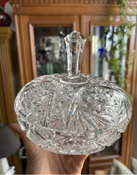 Foto de um(a) Antiga Caixa Decorativa Bomboniere Baleiro Cristal Tcheco, da categoria de Garrafas, potes e jarros. Antiga e grande caixa decorativa ou Bomboniere em cristal Tcheco, lapidado à mão. O pegador em forma de torre é muito... Mostrado de uma perspectiva diferente. Vendido no marketplace Trésors.
