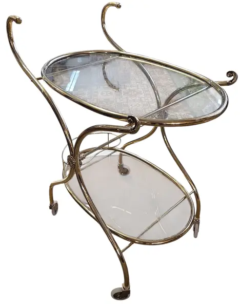 Foto de um(a) Carrinho de Chá Italiano – Bronze e Latão com Vidro Temperado, da categoria de Carrinhos de bar e auxiliares. Exemplar sofisticado do design europeu, este carrinho de chá (ou carrinho bar) combina a robustez do bronze com o brilho... Mostrado de uma perspectiva diferente. Vendido no marketplace Trésors.