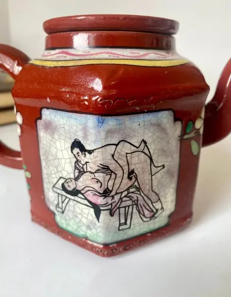 Foto de um(a) Bule Chinês, da categoria de Bules. Raro bule chinês em cerâmica com temática do Kamasutra. 16 cm de altura e 10 cm de diâmetro. Mostrado de uma perspectiva diferente. Vendido no marketplace Trésors.