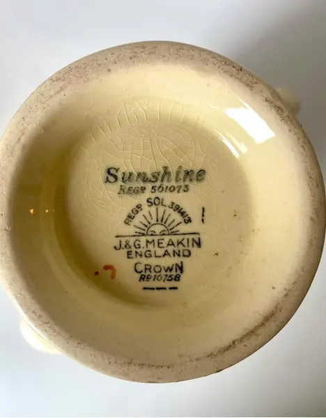 Foto de um(a) Bule em faiança inglesa J&G Meakin, da categoria de Bules. Bule em faiança inglesa, J & G Meakin. 22cm altura. Mostrado de uma perspectiva diferente. Vendido no marketplace Trésors.