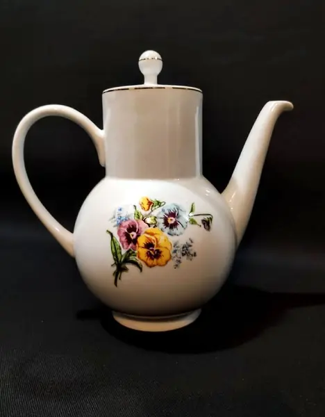 Foto de um(a) Bule Karsten Porcelana Schmidt Anos 70, da categoria de Bules. Bule em porcelana schmidt branca policromada com filete em ouro e com propagana da loja karsten ltda, década de 1970 peça de... Mostrado de uma perspectiva diferente. Vendido no marketplace Trésors.