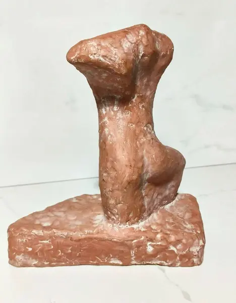 Foto de um(a) Escultura Torso Feminino, da categoria de Escultura. Escultura de um torso feminino em terracota com pátina branca e base trapezoidal. Não identificado o nome do artista. A: 19... Mostrado de uma perspectiva diferente. Vendido no marketplace Trésors.