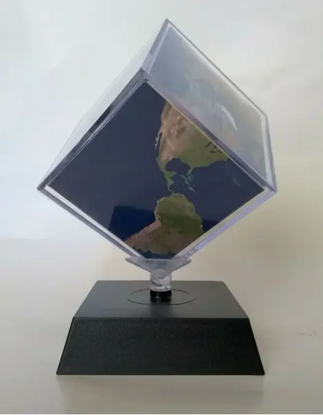 Foto de um(a) Cubo Terrestre, da categoria de Globos. Cubo terrestre A 14cm / L 7,5cm / P 7,5cm Peso: 231g. Mostrado de uma perspectiva diferente. Vendido no marketplace Trésors.