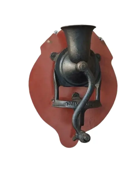 Foto de um(a) Máquina de Moer Milho Mimoso Anos 40, da categoria de Outros colecionáveis. Máquina de moer milho em ferro na cor original com base em madeira da marca mimoso, dos anos 1940. A: 33 cm / L: 16 cm / P:... Vendido no marketplace Trésors.