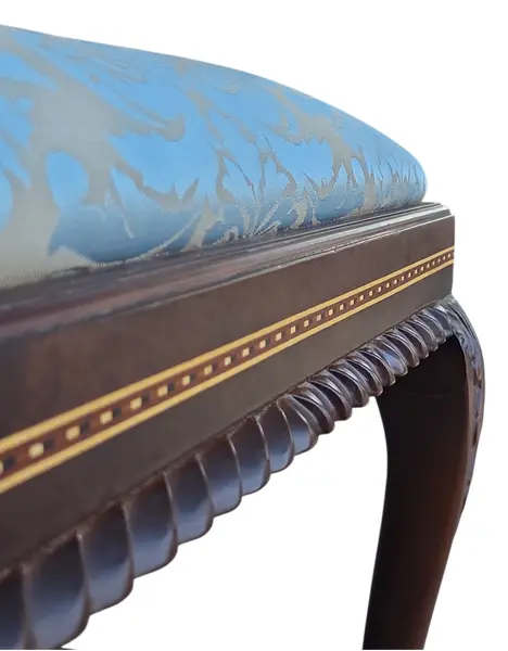 Foto de um(a) Cadeira Chippendale em Imbuia Maciça com Marchetaria e Assento Damasco Azul, da categoria de Outras cadeiras. Elegante cadeira de sala de jantar/reunião (cadeira de sem braços) confeccionada em imbuia maciça. A peça equilibra... Mostrado de uma perspectiva diferente. Vendido no marketplace Trésors.
