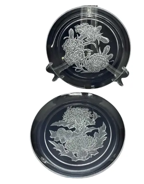 Foto de um(a) Antigo Raro Par Pratos Decorativos Cristal Francês Assinados, da categoria de Pratos Decorativos. Antigo e lindo par de pratos decorativos, em cristal francês, decoração floral lapidada à mão com bastante riqueza de... Vendido no marketplace Trésors.