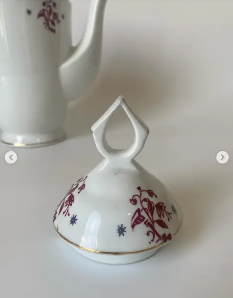 Foto de um(a) Bule de porcelana Steatita, da categoria de Bules. Bule de porcelana Steatita. 26cm de altura. Mostrado de uma perspectiva diferente. Vendido no marketplace Trésors.