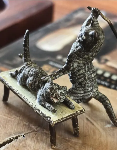 Foto de um(a) Peculiar e centenária escultura em bronze de gatos do austríaco Franz Bergmann, 6 cm., da categoria de Escultura. Peculiar e centenária escultura em bronze do austríaco Franz Bergmann, 6 cm. Por se tratar de uma peça com mais de 100 anos,... Mostrado de uma perspectiva diferente. Vendido no marketplace Trésors.