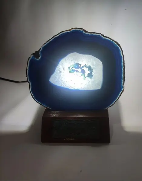 Foto de um(a) Luminária Ágata Azul, da categoria de Abajures. Luminária de mesa feita com troféu dos anos 1980 com lâmina de ágata, borda folhada a ouro e base de madeira com soquete e... Mostrado de uma perspectiva diferente. Vendido no marketplace Trésors.