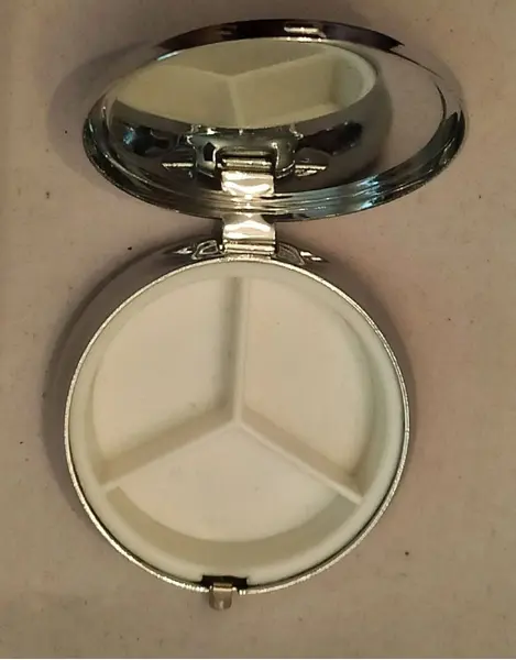 Foto de um(a) Latas Mulheres, da categoria de Organizadores. Latas customizadas e únicas em metal prateado, motivo mulheres de diversas épocas Medidas: 4,7cm de diâmetro e 1,3cm de... Mostrado de uma perspectiva diferente. Vendido no marketplace Trésors.