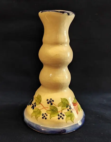 Foto de um(a) Castiçal em Cerâmica Policromada, Cerâmica Rio-Grandense Germany, Década de 1990, da categoria de Castiçais. Castiçal em cerâmica policromada com motivo floral, com borda e base em azul cobalto. Da fábrica de cerâmica riograndense... Mostrado de uma perspectiva diferente. Vendido no marketplace Trésors.