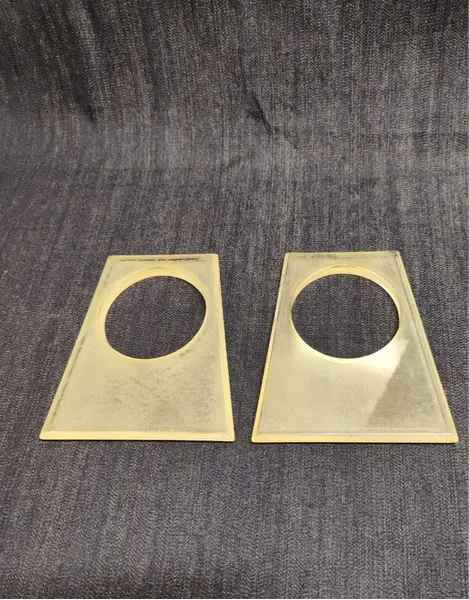 Foto de um(a) Puxadores de Cortina em Acrílico Jateado, Década de 1970, da categoria de Anéis e cornijas para cortinas. Par de puxadores de cortina em acrílico jateado, com formato de trapézio, datados da década de 1970. Medidas: altura 13,5cm... Mostrado de uma perspectiva diferente. Vendido no marketplace Trésors.