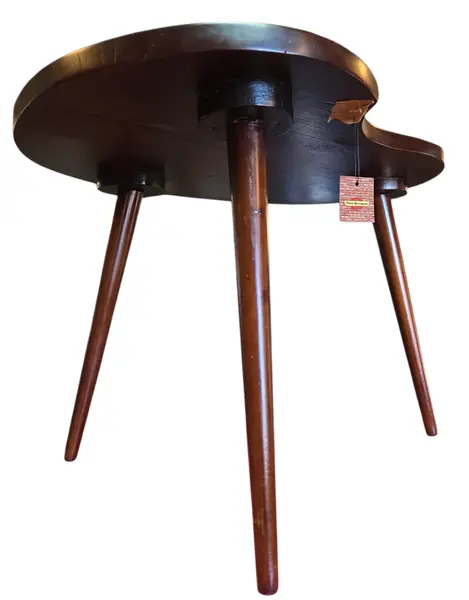 Foto de um(a) Mesa de Centro em Imbuia com Pés Palito, da categoria de Mesas de centro. Autêntica mesa de centro vintage com marcante design orgânico, um verdadeiro ícone do mobiliário moderno brasileiro dos anos... Mostrado de uma perspectiva diferente. Vendido no marketplace Trésors.
