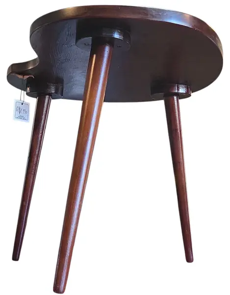 Foto de um(a) Mesa de Centro em Imbuia com Pés Palito, da categoria de Mesas de centro. Autêntica mesa de centro vintage com marcante design orgânico, um verdadeiro ícone do mobiliário moderno brasileiro dos anos... Mostrado de uma perspectiva diferente. Vendido no marketplace Trésors.