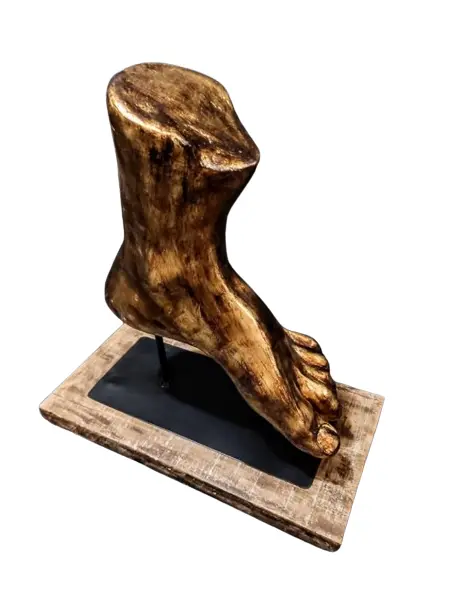 Foto de um(a) Fragmento Escultura Pé Masculino, Peça Única, da categoria de Escultura. Fragmento de uma escultura de pé masculino em cimento com folheação em ouro e envelhecido. Base em ferro ebanizado e madeira... Vendido no marketplace Trésors.