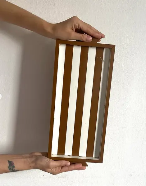 Foto de um(a) Bandeja de formica, da categoria de Bandejas. Bandeja em fórmica Mede: 37 x 17cm. Mostrado de uma perspectiva diferente. Vendido no marketplace Trésors.