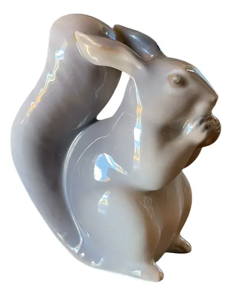 Foto de um(a) Antigo Bibelô Figurine Esquilo Porcelana Royal Copenhagen, da categoria de Modelos e estatuetas. Royal CopenhagenAntiga e rara escultura/bibelô em porcelana artística. Peça catalogada e assinada pelo artista. Item de... Vendido no marketplace Trésors.