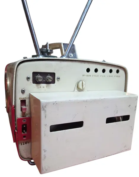 Foto de um(a) TV Antiga Portátil Sharp TRP-801 – Rara – Anos 60 – Design Space Age – Vermelha e Branca, da categoria de Outros colecionáveis. Relíquia para Colecionadores: Televisão Vintage Sharp Model TRP-801 Apresentamos a icônica Sharp TRP-801, um marco da... Mostrado de uma perspectiva diferente. Vendido no marketplace Trésors.