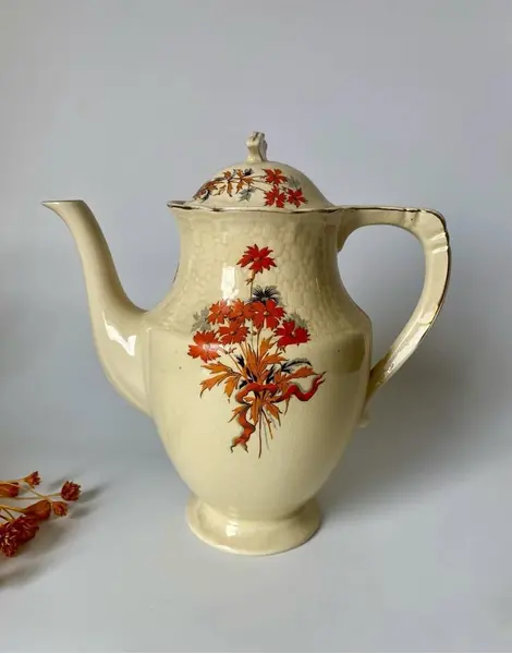 Foto de um(a) Bule em faiança inglesa J&G Meakin, da categoria de Bules. Bule em faiança inglesa, J & G Meakin. 22cm altura. Mostrado de uma perspectiva diferente. Vendido no marketplace Trésors.