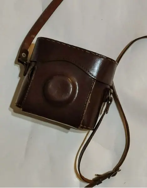 Foto de um(a) Kodak Brownie Starlet Camera, Anos 50, da categoria de Câmeras fotográficas. Kodak Brownie Starlet Camera, década de 1950, produzida nos Estados Unidos, capa em couro legítimo. Original e muitíssimo... Mostrado de uma perspectiva diferente. Vendido no marketplace Trésors.