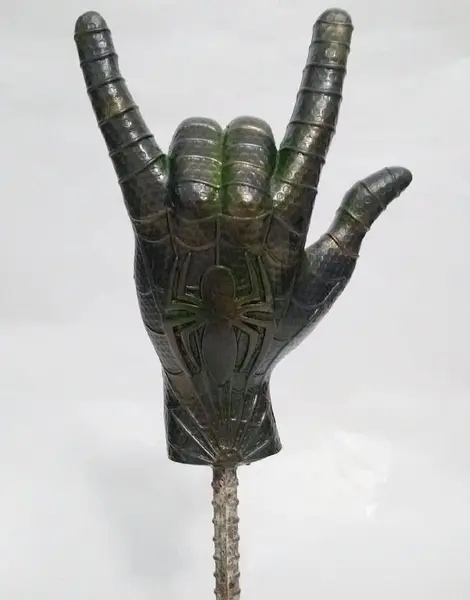 Foto de um(a) Escultura Spiderman / Homem Aranha - Marvel Comics Universe, da categoria de Escultura. Spiderman: escultura em técnica mista com pátina bronze oxidado, haste vergalhão e cubo em madeira ebanizada como base. ... Mostrado de uma perspectiva diferente. Vendido no marketplace Trésors.
