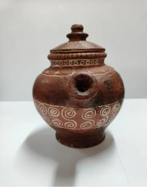 Foto de um(a) Bule ou Jarro em Terracota Pintado a Mão, Ano 2000, da categoria de Jarros. Bule/jarro em terracota pintado a mão com inspiração em achados arqueológicos do sec. ii, dc. Peça única autor: marcelus... Mostrado de uma perspectiva diferente. Vendido no marketplace Trésors.