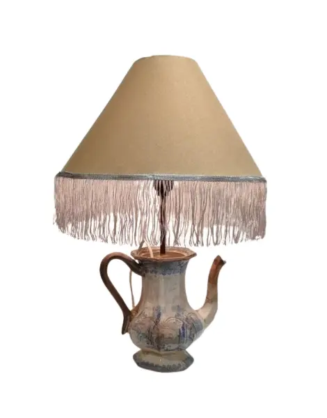 Foto de um(a) Luminária Bule Inglês, da categoria de Abajures. Bule inglês antigo sem restauro transformado em luminária, interruptor no próprio bocal, cúpula em tecido com franja de seda... Vendido no marketplace Trésors.
