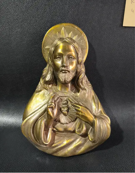Foto de um(a) Imagem de Jesus em metal para pendurar, da categoria de Objetos religiosos e espirituais. Linda imagem do Sagrado Coração de Jesus em metal envelhecido para pendurar na parede. Rica em detalhes e expressão. Mede:A... Mostrado de uma perspectiva diferente. Vendido no marketplace Trésors.