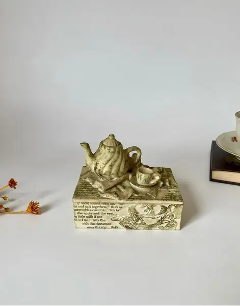 Foto de um(a) Pequena caixa de chá em resina, da categoria de Cestos e Caixas. Caixinha porta chá em resina Mede: 10 x 9cm. Mostrado de uma perspectiva diferente. Vendido no marketplace Trésors.