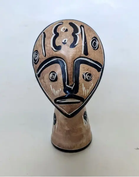 Foto de um(a) Escultura Africana Anos 80, da categoria de Escultura. Escultura africana em pedra com pintura preto e branco, década de 1980.A: 9 cm / L: 5 cm / P: 3 cm Peso: 128 g. Mostrado de uma perspectiva diferente. Vendido no marketplace Trésors.