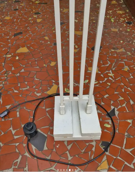 Foto de um(a) Luminária de piso estilo Torchiere pós-moderna dos anos 1980 - designer Robert Sonneman, da categoria de Luminárias de chão. Esta é uma Luminária de piso estilo Torchiere pós-moderna dos anos 1980, desenhada pelo renomado designer Robert Sonneman... Mostrado de uma perspectiva diferente. Vendido no marketplace Trésors.