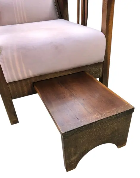 Foto de um(a) Magnífica Poltrona Folloni com Escabelo, da categoria de Cômodas e Sapateira. Mostrado de uma perspectiva diferente. Vendido no marketplace Trésors.