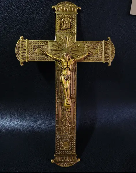 Foto de um(a) Crucifixo em metal dourado, da categoria de Objetos religiosos e espirituais. Crucifixo em metal dourado. Rico em detalhes Mede:A 24cm L 15cm. Mostrado de uma perspectiva diferente. Vendido no marketplace Trésors.