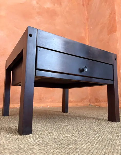 Foto de um(a) Mesa de apoio anos 70, da categoria de Mesas laterais. De linhas simples e desenho limpo, essa mesa quadrada combina estrutura em madeira maciça com tampo em fórmica branca,... Mostrado de uma perspectiva diferente. Vendido no marketplace Trésors.