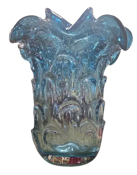 Foto de um(a) Vaso Murano: Onde o Vidro se Torna Poesia, da categoria de Cristais. Cada curva deste vaso conta uma história de fogo e sopro. Feito artesanalmente, este Murano carrega a alma da tradição... Mostrado de uma perspectiva diferente. Vendido no marketplace Trésors.