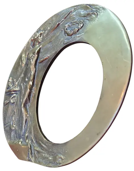 Foto de um(a) Porta-Retrato de Bronze: Elegância Atemporal, da categoria de Porta retratos. Diferente das molduras comuns, o porta-retrato de bronze é uma peça de alta durabilidade e peso, que traz um ar de... Mostrado de uma perspectiva diferente. Vendido no marketplace Trésors.