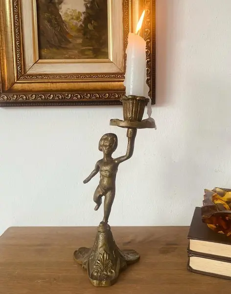 Foto de um(a) Castiçal escultorico, da categoria de Castiçais. Castiçal em bronze. Mede: 21 cm altura. Mostrado de uma perspectiva diferente. Vendido no marketplace Trésors.