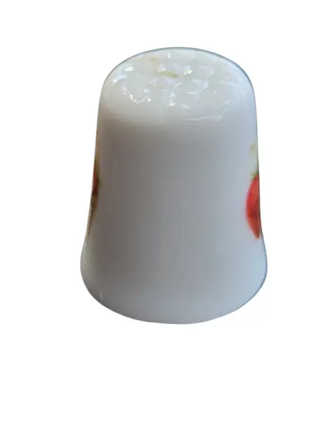 Foto de um(a) Dedal de Coleção em Porcelana – Cesta de Morangos, da categoria de Outros colecionáveis. Este gracioso dedal em porcelana destaca-se pela sua temática campestre e delicada. A peça apresenta uma ilustração central... Mostrado de uma perspectiva diferente. Vendido no marketplace Trésors.