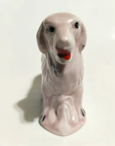 Foto de um(a) Bibelô Collie Anos 40, da categoria de Modelos e estatuetas. Miniatura em porcelana na cor rosa, o clássico bibelô dos anos 1940 A: 8 cm P: 4 cm L: 11 cmPeso: 158 g. Mostrado de uma perspectiva diferente. Vendido no marketplace Trésors.