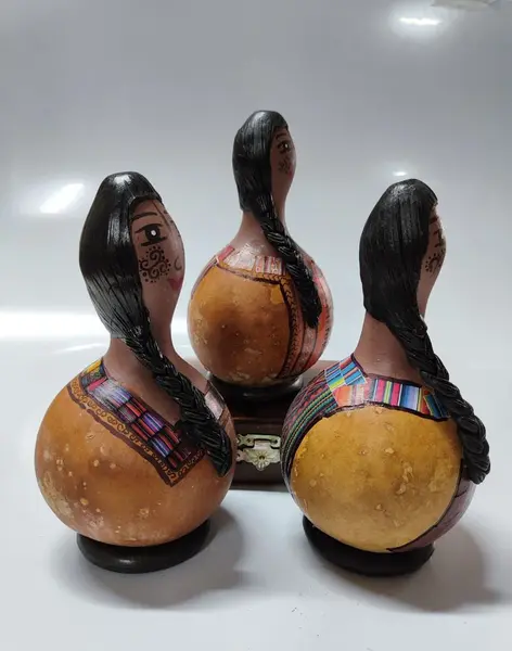 Foto de um(a) Bonecas em Porongo, Arte Peruana, Década de 1980, da categoria de Bonecas. Combo com 3 bonecas peruanas feitas com porongo, com decupagem das listras clássicas do tear manual. Únicas e divertidas,... Mostrado de uma perspectiva diferente. Vendido no marketplace Trésors.