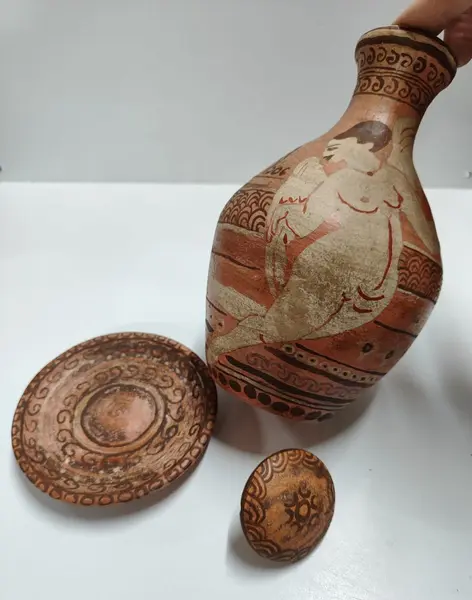 Foto de um(a) Moringa em Terracota, Ano 2000, da categoria de Garrafas, potes e jarros. Moringa em terracota pintada a mão com inspiração em achados arqueológicos do sec. ii, dc, retratando um anjo feminino.... Mostrado de uma perspectiva diferente. Vendido no marketplace Trésors.