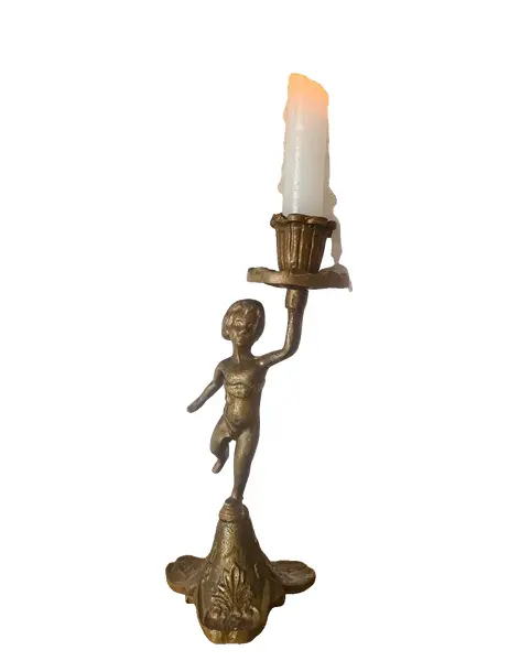 Foto de um(a) Castiçal em bronze, da categoria de Castiçais. Castiçal em bronze. 21 cm altura. Vendido no marketplace Trésors.