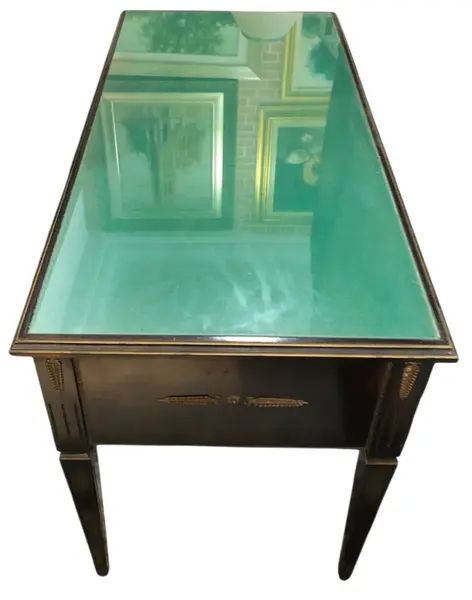 Foto de um(a) Escrivaninha Inglesa Original com Ornamentos em Bronze, da categoria de Escrivaninhas e Mesas de escritório. (ACOMPANHA CADEIRA)Escrivaninha Inglesa original com ornamentos em bronzeAmbas peças em ótimo estado de conservação!. Mostrado de uma perspectiva diferente. Vendido no marketplace Trésors.