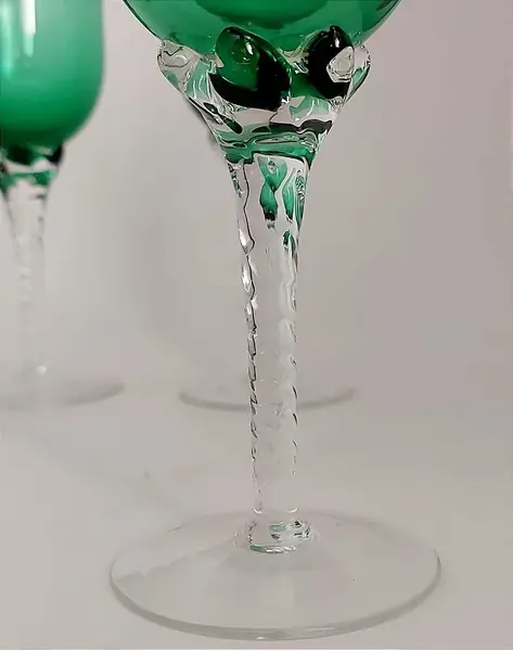 Foto de um(a) Conjunto com 06 taças verdes em cristal Bohemia década de 1960, da categoria de Jogos de taças e copos. Lindo conjunto com 06 taças para vinho tinto em fino cristal da Bohemia cor verde esmeralda com haste em desenho... Mostrado de uma perspectiva diferente. Vendido no marketplace Trésors.
